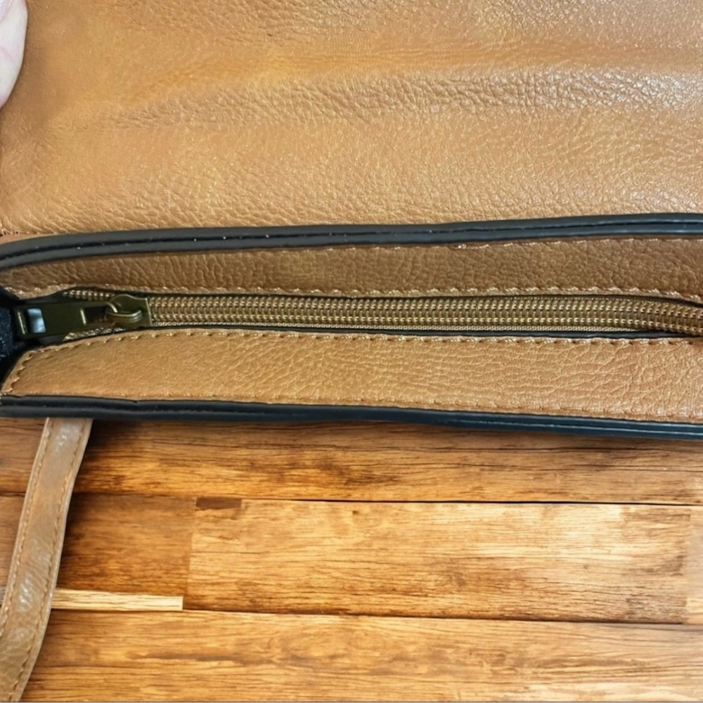 Revive Vintage Vegan Leather Crossbody Bag Tassel Boho NWT - Picture 3 of 4